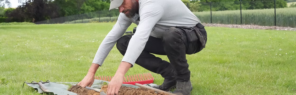 Verdichte, harde grond waar regenwater op blijft staan